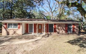 Comfortable Cozy Getaway 3 Bedroom With Gameroom